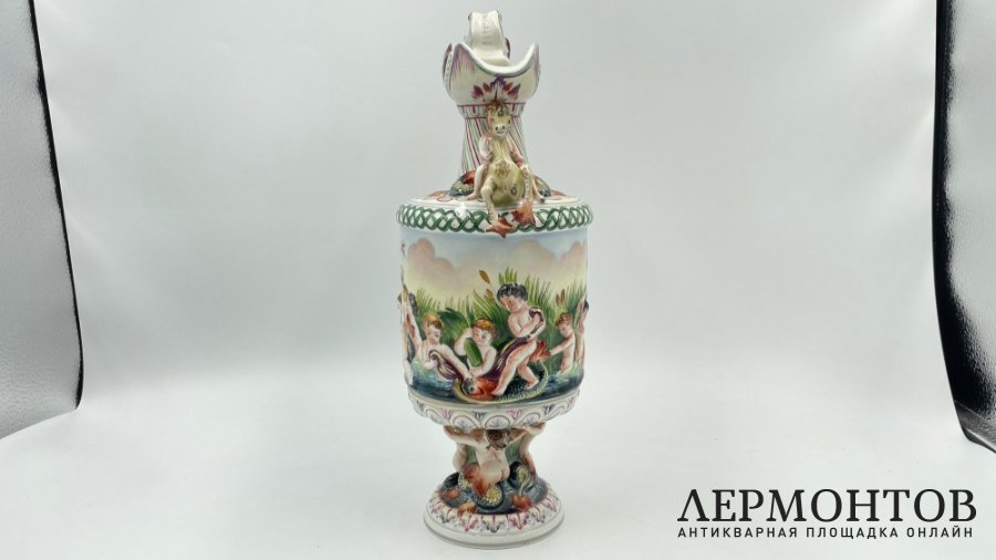 Декоративный кувшин со скульптурным декором. Италия, Каподимонте, 1970-1980-е гг.