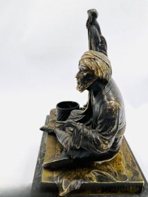 Скульптура «Торговец коврами». Бронза, мрамор, скульптор К. Т. Эйхлер, Австрия, начало 20 века