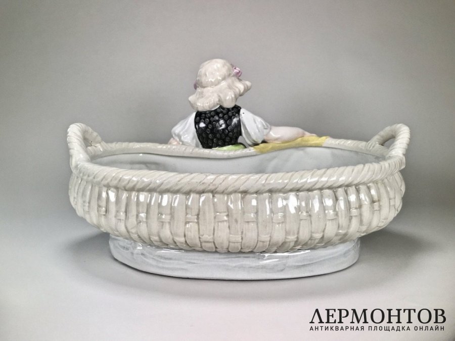Статуэтка-ваза «Девочка и такса». Bernard Bloch, Австрия, конец XIX века
