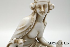 Статуэтка Наложница с павлином, ар-деко. Фарфор, роспись. Германия, 1920е