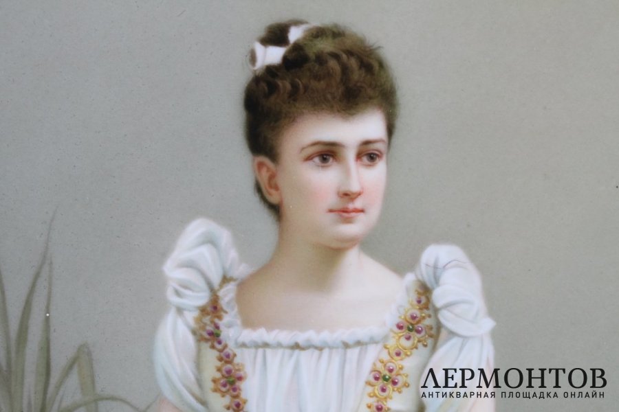 Пласт Дама в белом. Фарфор, живопись. Австрия, кон. XIX-нач. XX вв.