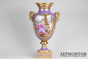 Ваза декоративная с живописью и бронзовыми ручками в виде маскаронов. Франция