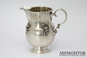 Молочник в стиле историзм. Серебро. Англия, Wilson and Gill, 1928.
