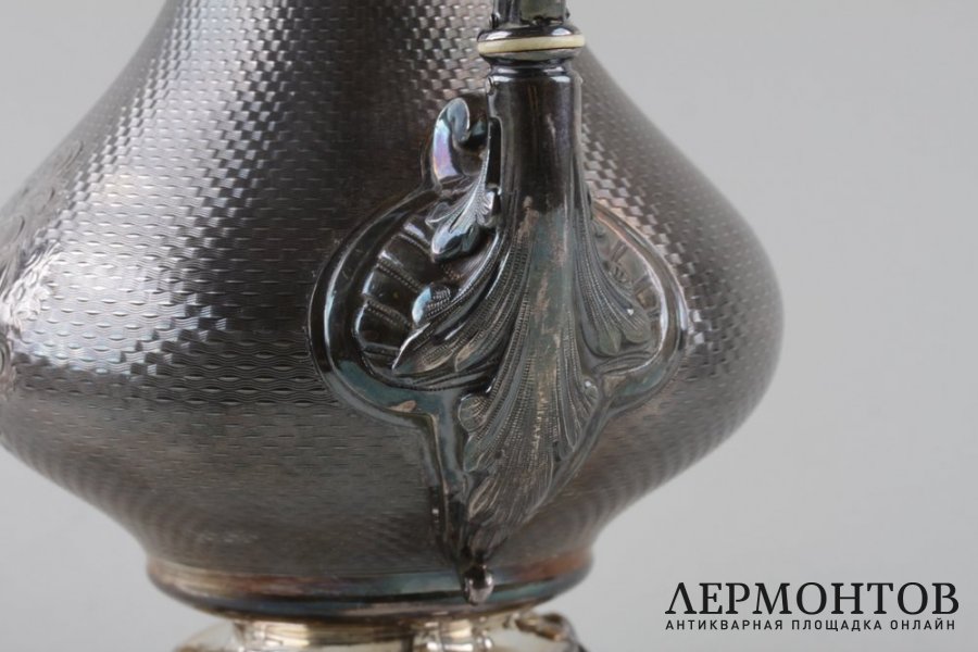 Кофейник в стиле ампир. Серебро 950, гильоше, патина. Франция, XIX век.