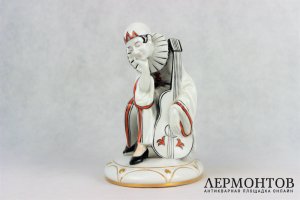 Статуэтка. Пьеро с гитарой. Галлуба и Хоффман. Фарфор. Германия. Нач. XX в.