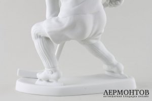 Статуэтка Хоккеист. Фарфор.  Фабрика Royal Dux, Чехословакия, подпись K.LERCH, к. XXв