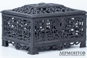 Шкатулка ажурная с маскароном. Российская Империя, Касли, М.Тепляков, 1914 г. Чугун.