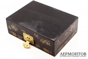 Шкатулка для украшений В саду. Китай, 1950-1960 гг. Папье-маше, лак, перламутр.