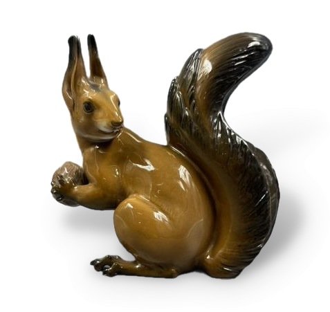 Статуэтка «Белка с лесным орехом». Фарфор, роспись, Rosenthal, автор модели Th. Kärner, Германия, середина 20 века