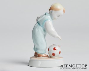 Статуэтка «Малыш-футболист». Фарфор, Zsolnay, Венгрия, 1930–1950-е годы
