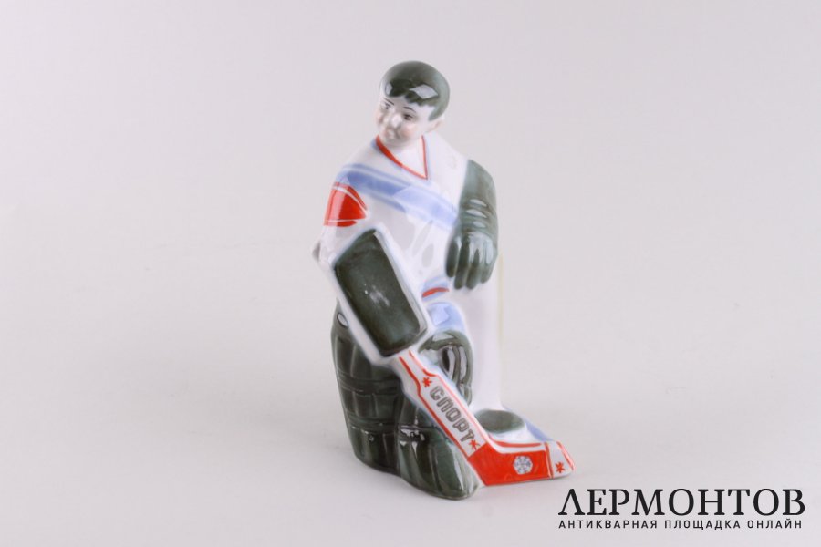 Статуэтка Юный хоккеист.  СССР, Полонский завод, 1970-е гг. Автор Мусиенко. Фарфор.