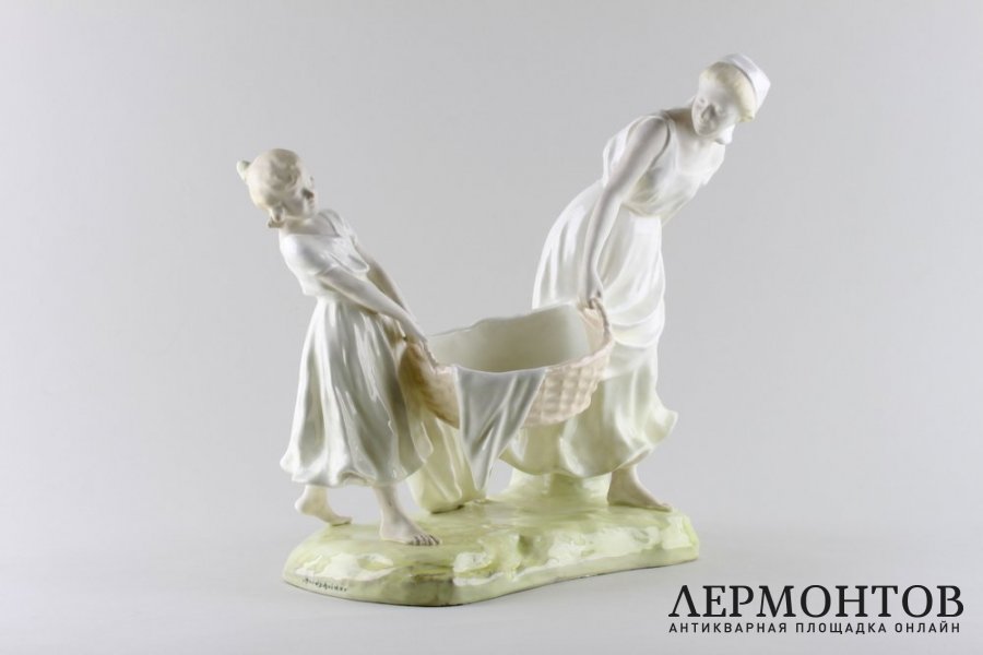 Статуэтка в виде вазы. Фаянс.  Goldscheider, Австрия, авторская подпись, 1905 год.