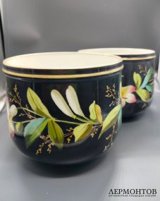 Парные кашпо «Лилии». Фарфор, роспись, золочение, предположительно Гарднер, начало 20 века