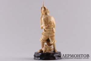 Окимоно Охотник и кошки. Кость. Япония, XIX век.
