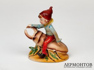 Статуэтка «Мальчик на жуке». Фарфор, Япония, 1945–1952 годы