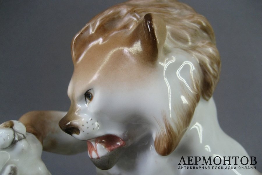 Композиция Лев и заяц. Фарфор. СССР, ЛФЗ, 50-60-е годы ХХ века.