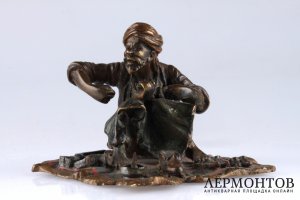 Скульптура Араб сапожник. Австрия, Вена, конец 19 в. Бронза, литье, крашение.