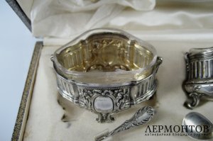 Подарочный набор солонок. Серебро 950 пробы, стекло. Франция, XIX век.