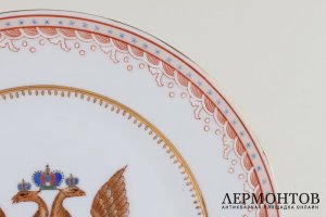 Декоративная тарелка со стилизованным гербом России. Фарфор, роспись. Китай..