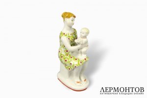 Фарфоровая композиция. Мама с ребёнком. Ручная роспись. СССР, ЛФЗ, 60-е годы.