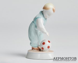 Статуэтка «Малыш-футболист». Фарфор, Zsolnay, Венгрия, 1930–1950-е годы