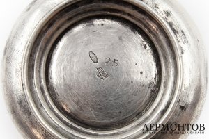Солонка в форме чугунка с цветочным декором. УССР, г. Киев, 1956-1958 гг. Серебро.