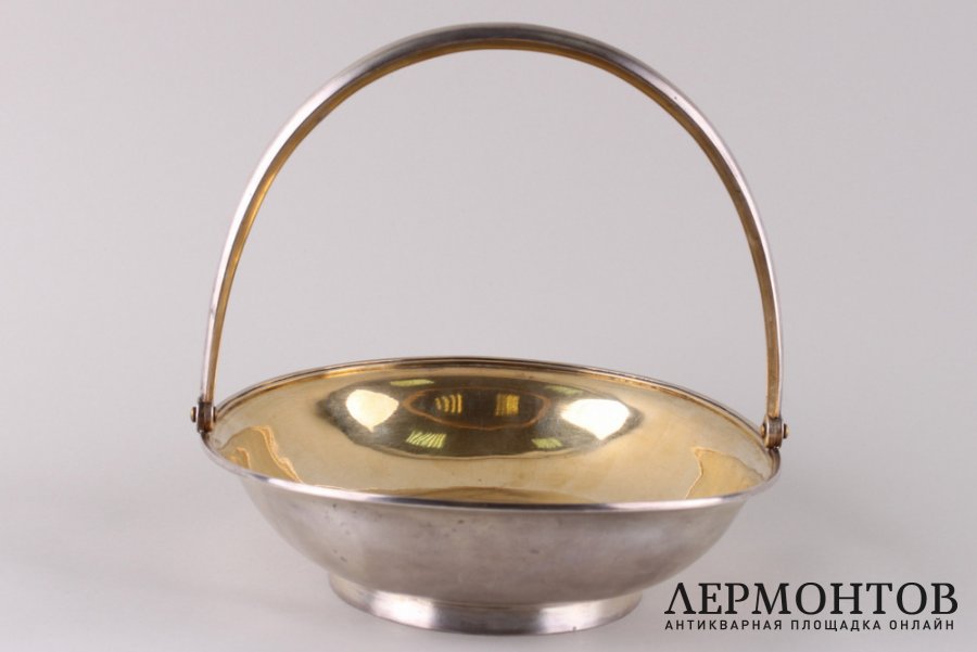 Сухарница лаконичной формы с ручкой. Россия, Москва, 1881 г. Серебро 84.