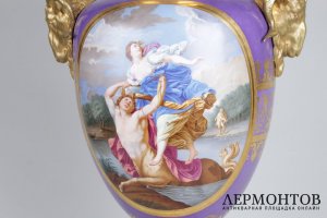 Ваза декоративная с живописью и бронзовыми ручками в виде маскаронов. Франция