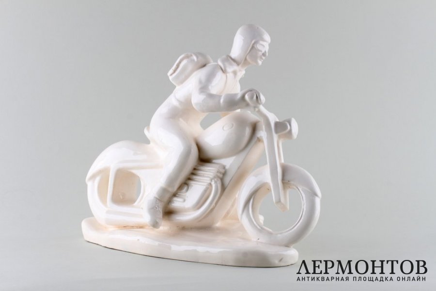 Статуэтка Мотоциклист. Фаянс.  Фабрика Bechyne, Чехословакия, 1950-е годы.