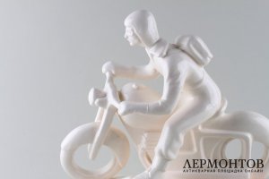 Статуэтка Мотоциклист. Фаянс.  Фабрика Bechyne, Чехословакия, 1950-е годы.