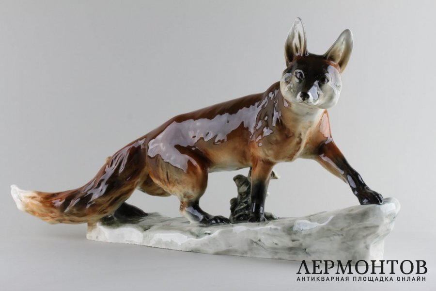 Статуэтка. Лиса крадущаяся. Royal Dux, Чехословакия, Богемия. Фарфор, 1950-е годы.