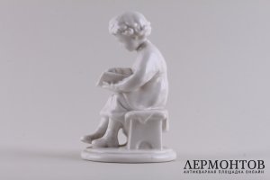 Статуэтка Юный Ленин. СССР, Ленинградский фарфоровый завод, 1950-е гг. Фарфор