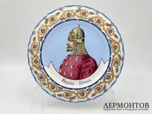 Тарелки из серии богатыри. Россия, М. Кузнецов, 1900-е гг. Фарфор, роспись.