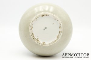 Ваза Шиповник и бабочки. Россия, ИФЗ, 1855-1881. Фарфор, роспись. 