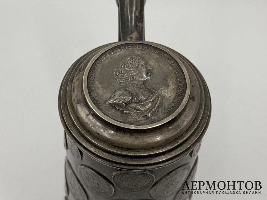 Кружка c монетами и копией медали За победу при Гангуте. Россия, 1893 год. Серебро 84