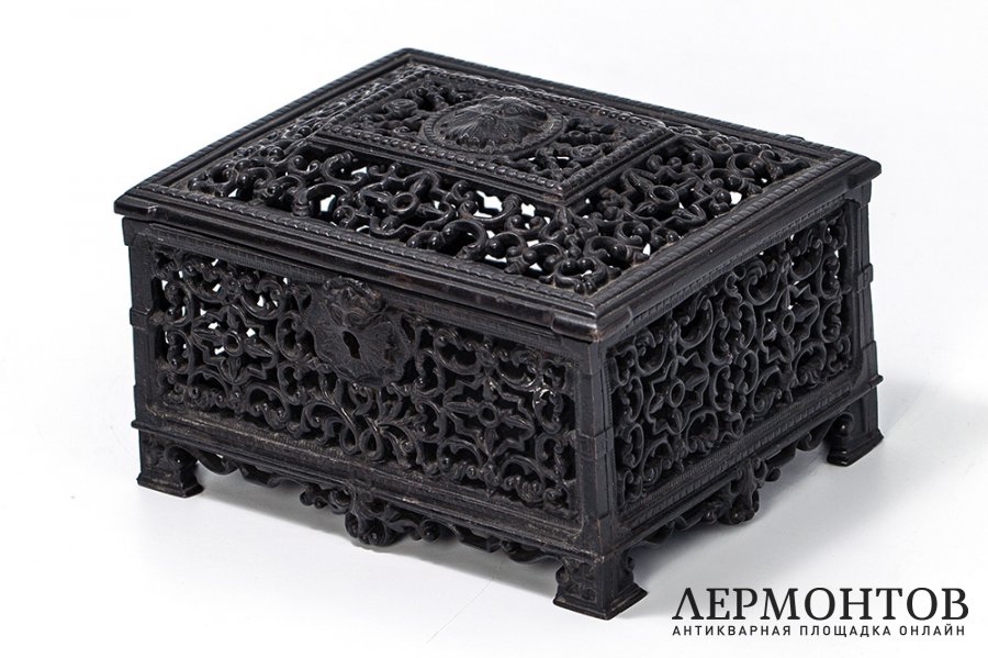Шкатулка ажурная с маскароном. Российская Империя, Касли, М.Тепляков, 1914 г. Чугун.