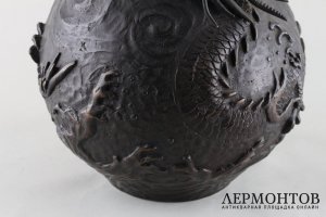 Ваза с драконом в китайском стиле. Бронза. Япония, начало ХХ века.