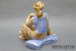 Статуэтка Отдых в поле. СССР, Дулево, 1970е гг. Скульптор Е. Гатилова.