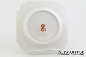 Тарелка с рельефным декором и зеленым крытьем. Россия, фабрика Гарднера, 19 в. Фарфор
