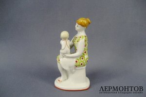 Фарфоровая композиция. Мама с ребёнком. Ручная роспись. СССР, ЛФЗ, 60-е годы.