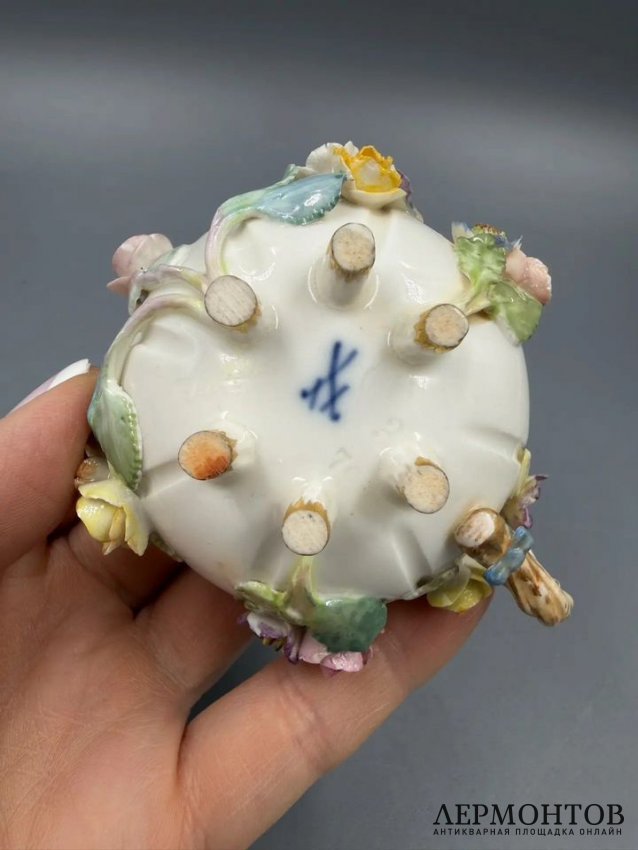 Кофейная пара с лепными цветами. Фарфор, роспись, Meissen, Германия, начало 19 века
