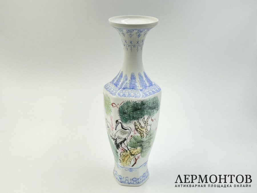 Ваза с росписью в родной коробке. Китай, 1960-е гг. Фарфор, роспись.