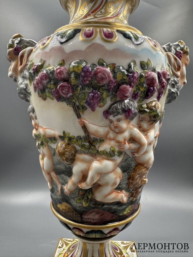 Ваза с путти и маскаронами. Фарфор, роспись, Capodimonte, Италия, 20 век