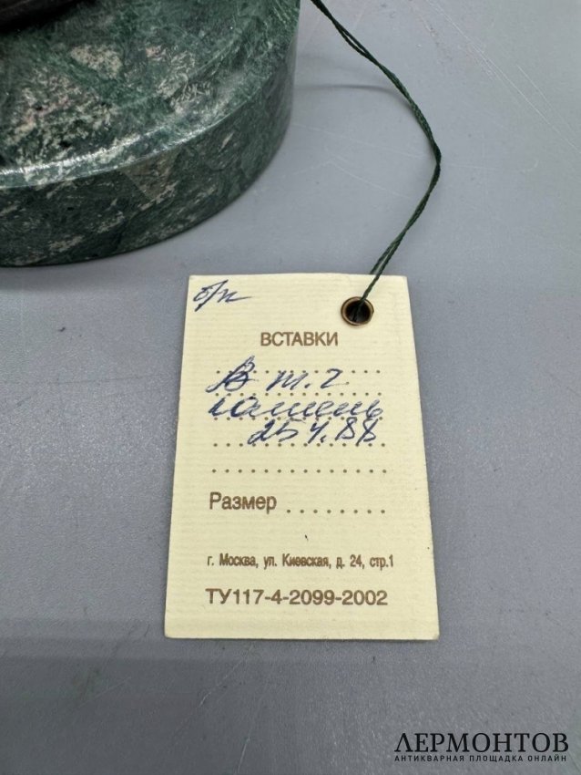 Статуэтка «Бульдог на мешке денег». Серебро 925 пробы, бриллианты, Россия, наши дни