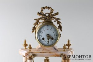 Каминный гарнитур, часы Портик и парные вазы. Мрамор, бронза. Франция, Жапи, 1900е