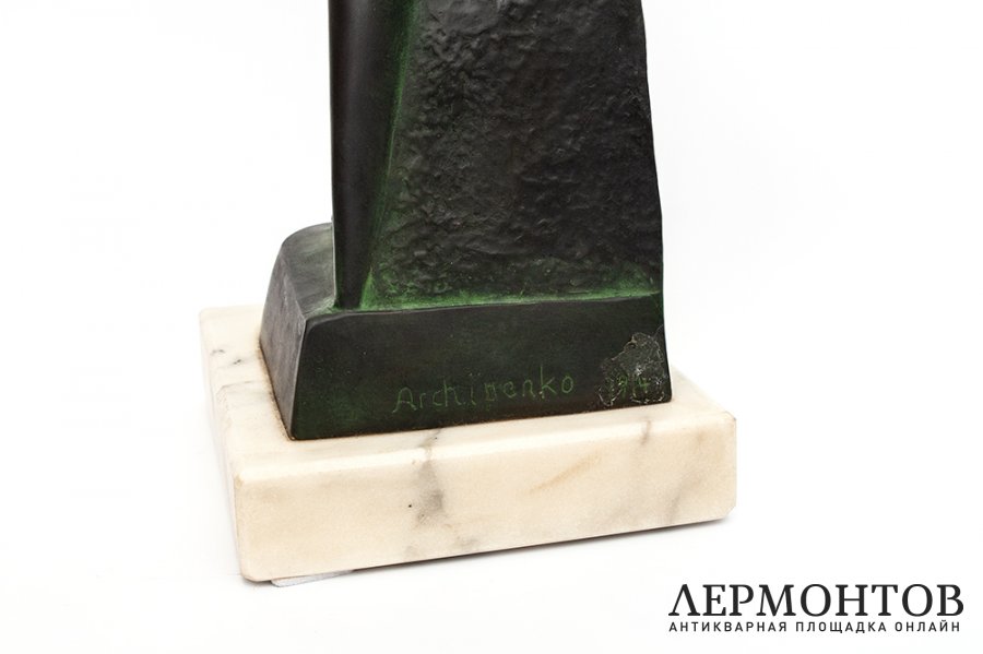 Скульптура Женщина. Авт. мод. А.П. Архипенко. Бронза, камень.