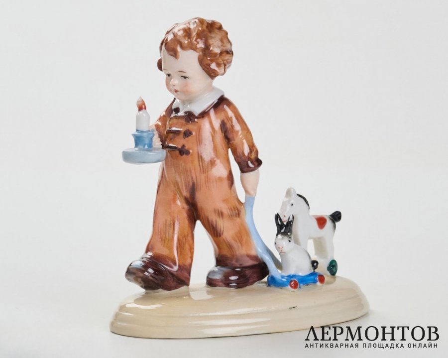 Статуэтка «Мальчик со свечой и игрушками». Фарфор, Fasold & Stauch, Германия, 1950–1960-е годы