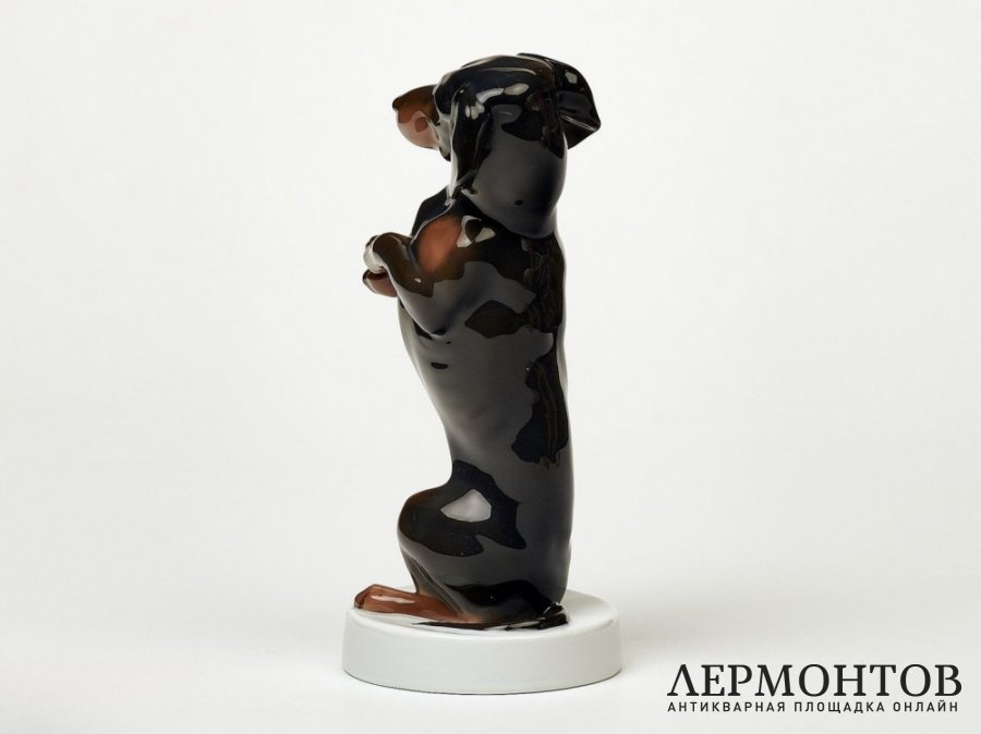 Статуэтка «Сидящая такса». Фарфор, Rosenthal, Германия, 1924 год