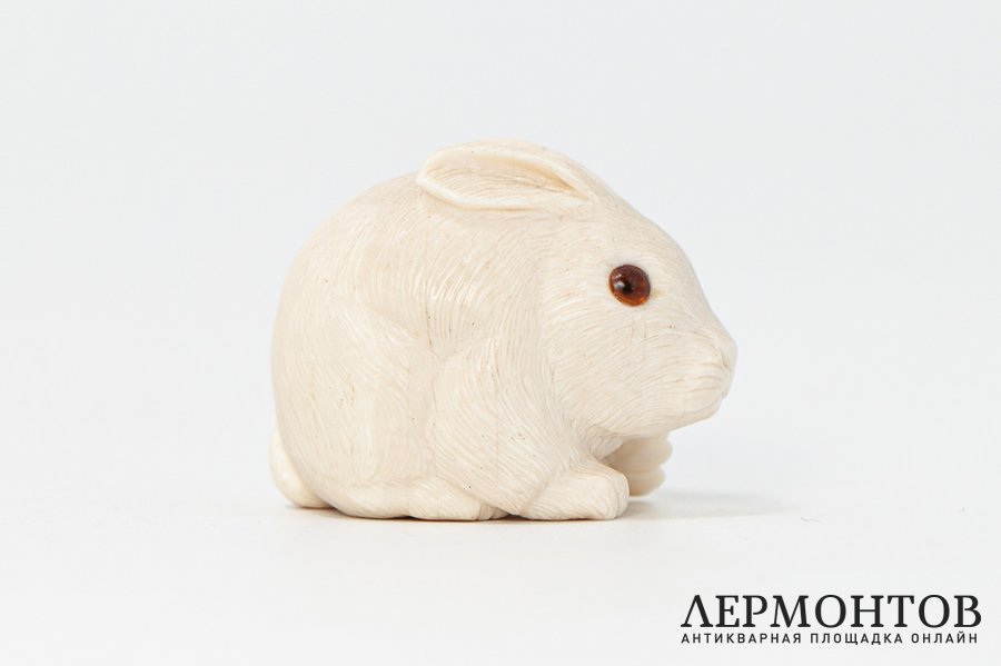 Статуэтка Зайка. Россия, мастер-косторез Виктор Вихлянцев, 1998 год. Кость.