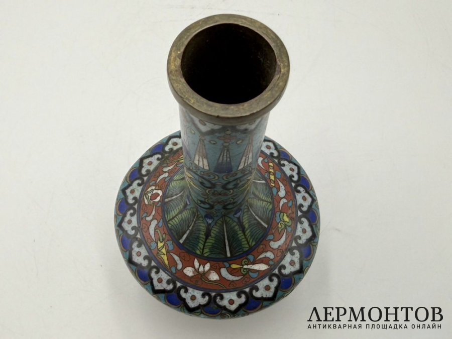 Ваза. Китай, кон. 19 - нач. 20 века. Эмаль клуазоне.